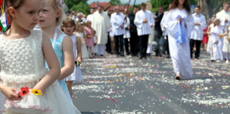 Boże Ciało: Procesje eucharystyczne na ulicach miast (FOTO, VIDEO)