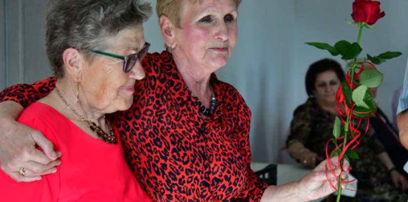 Emerytowani nauczyciele na spotkaniu z okazji Dnia Matki (FOTO)