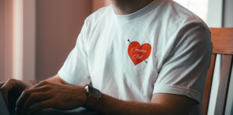 Haft komputerowy na odzieży - oznakuj koszulki i bluzy według swojego pomysłu