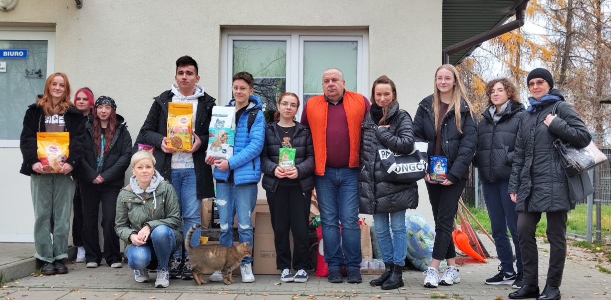 Przedstaciele LO im. ONZ i FFLZB z darami w schronisku dla zwierząt