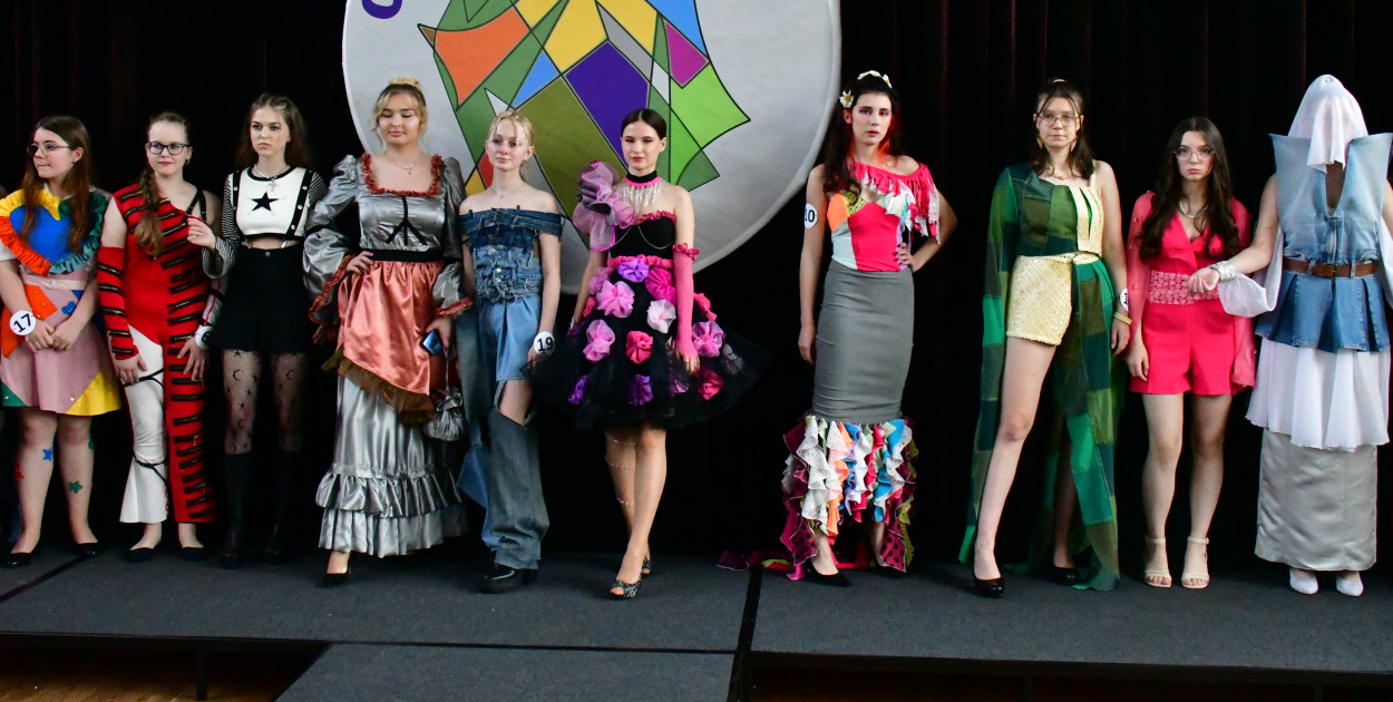 Pokazują jak wykorzystać starą odzież. W Biłgoraju trwa Turniej Odzież odnowa