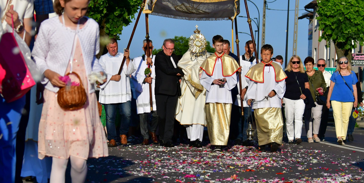 Biłgoraj. Wierni w oktawie Bożego Ciała wyszli na ulice miasta (FOTO)