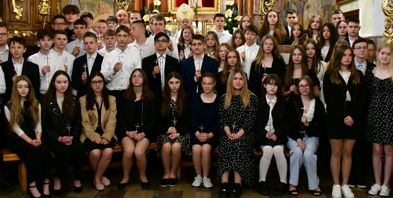 Biłgoraj. Bierzmowanie młodzieży w kościele św. Jerzego (FOTO)