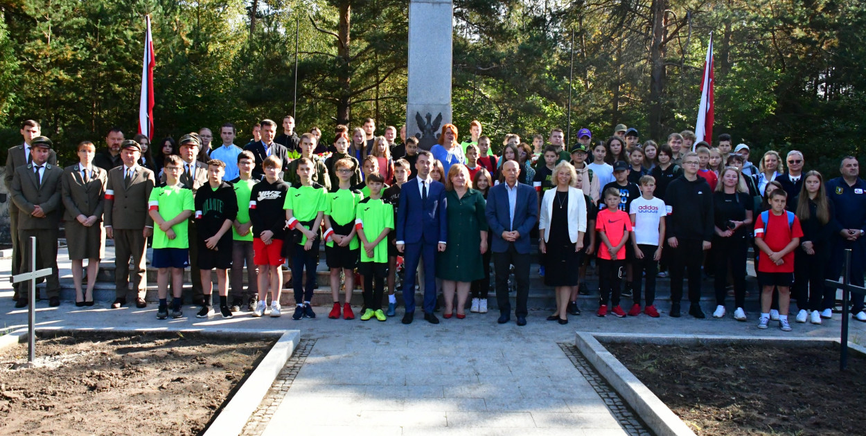 Osuchy. Uroczystości z udziałem władz i młodzieży