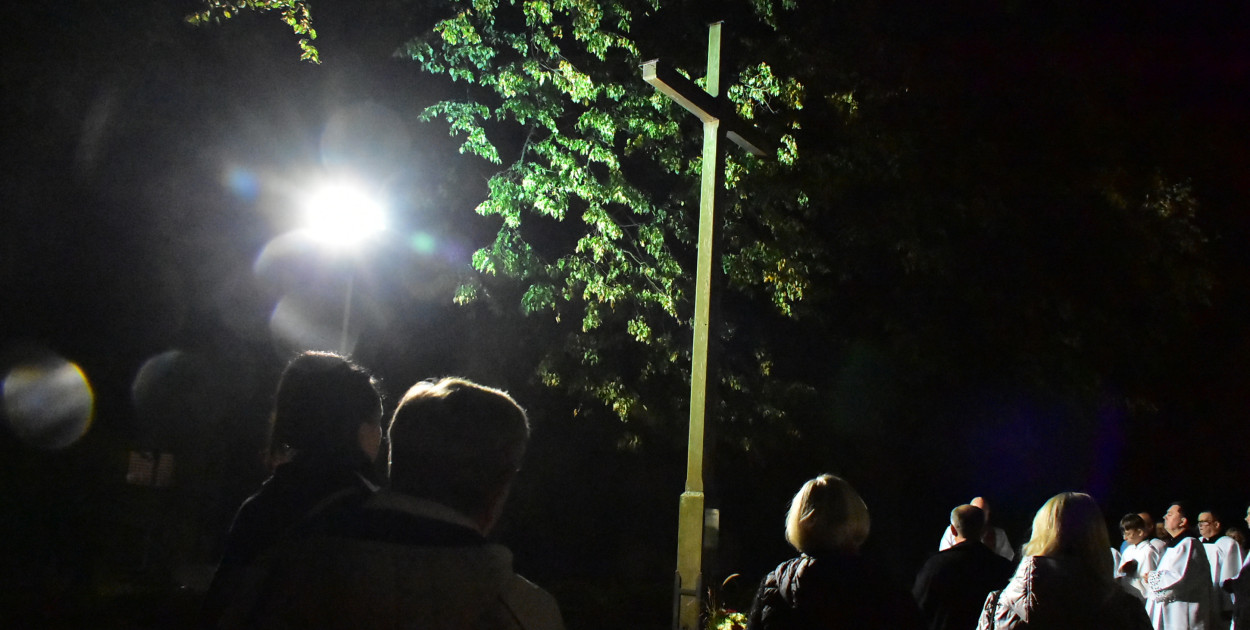 Przy biłgorajskim sanktuarium stanął misyjny krzyż (FOTO)