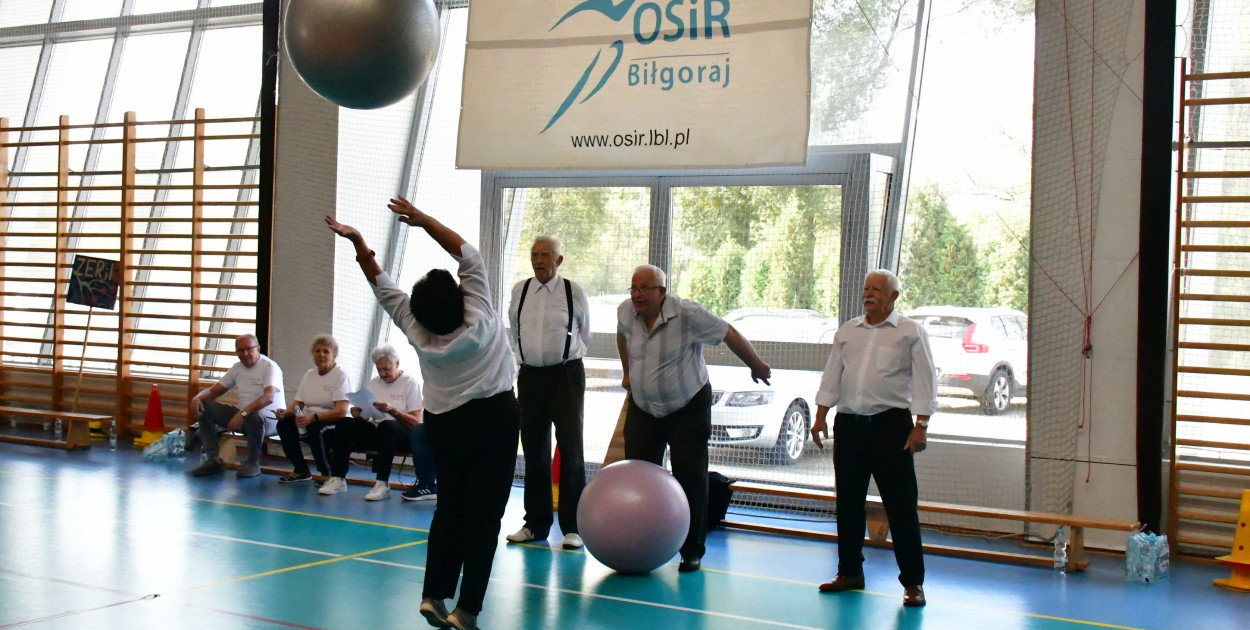 Seniorzy w sportowej rywalizacji na obiektach OSiR
