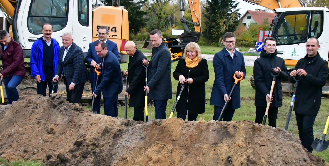 Pedał w podłogę! Plac pod renowację biłgorajskiego Autodromu przekazany wykonawcy
