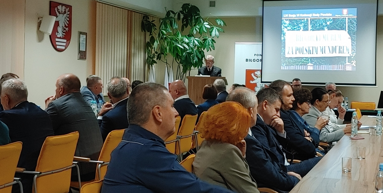 Rada Powiatu murem za polskim mundurem