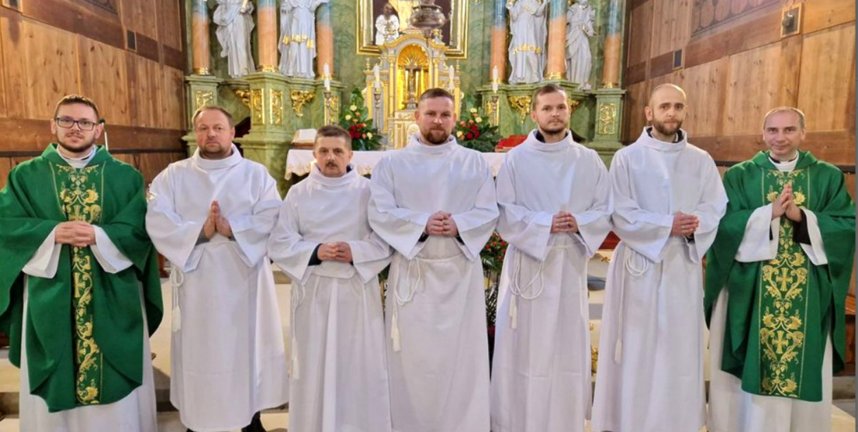 Pięciu kandydatów po przygotowaniu uroczyście zostało pobłogosławionych do posługi
