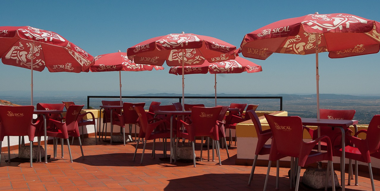 Parasol reklamowy z nadrukiem – najlepszy sposób na widoczność