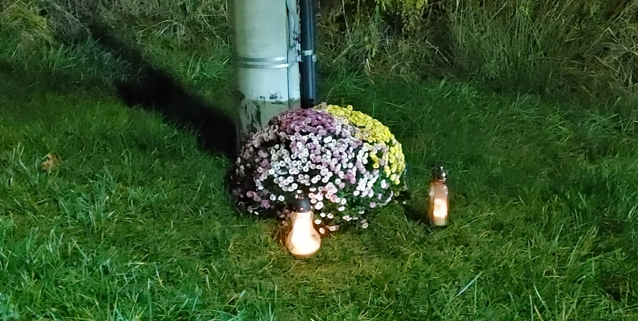 Biłgoraj. Znicze i kwiaty na miejscu tragedii (FOTO)