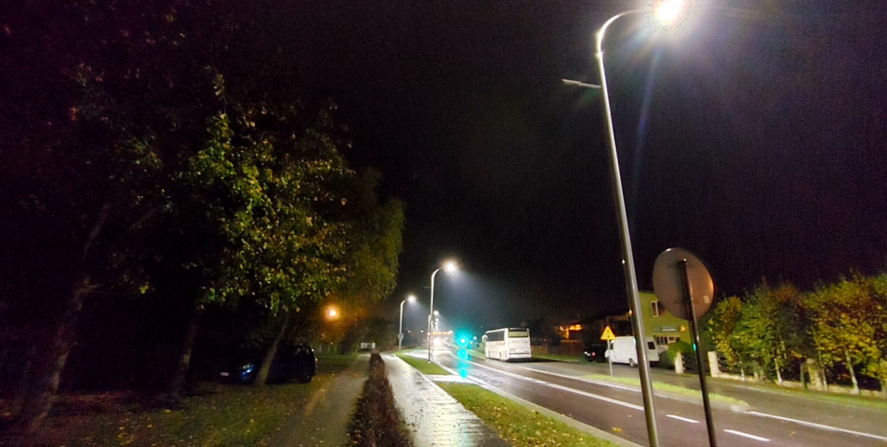 Półmrok na ścieżkach i chodnikach przy obwodnicy północnej i Poniatowskiego