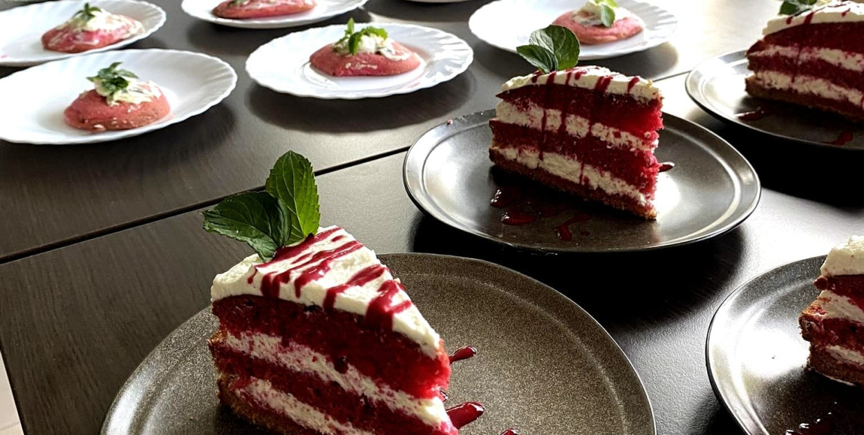 Beza z sosem malinowym symbolem niepodległości w ZSCKR Różańcu