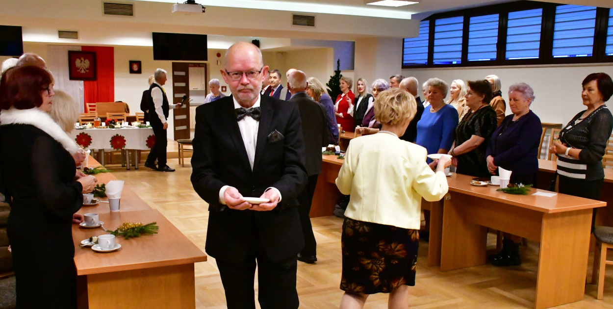 Spotkanie wigilijne członków UTW Biłgoraj. Były kolędy, opłatek i serdeczność