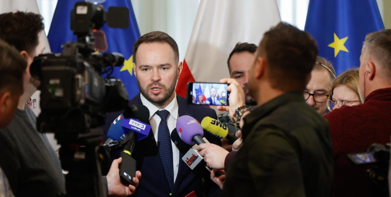 Nowy wojewoda lubelski zdjął krzyż ze ściany urzędu. Jest komentarz Genowefy Tokarskiej