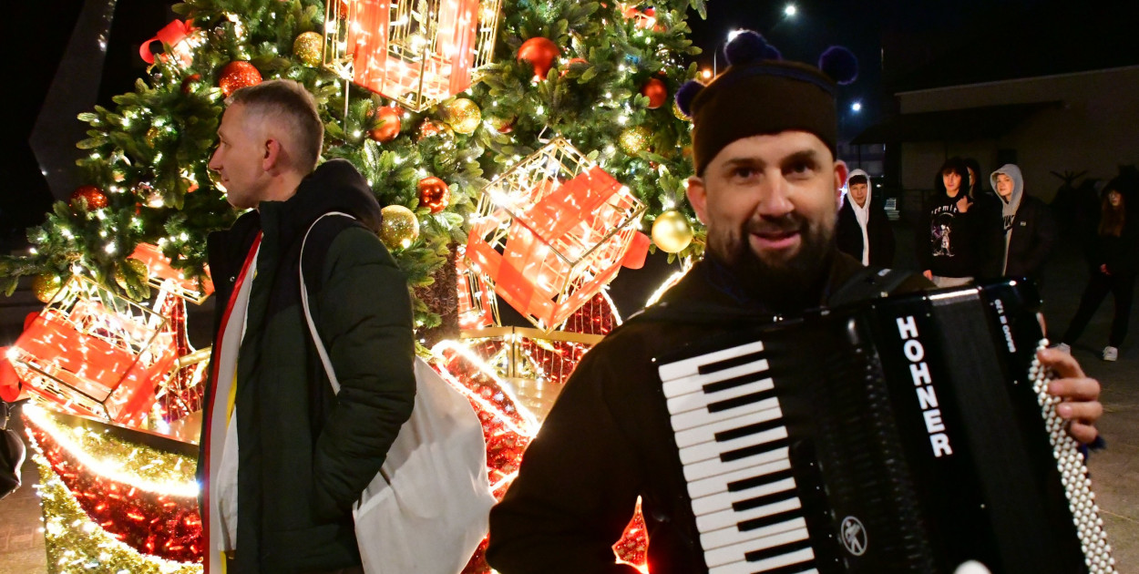 Biłgoraj. Wspólne kolędowanie pod miejską choinką (FOTO, VIDEO)