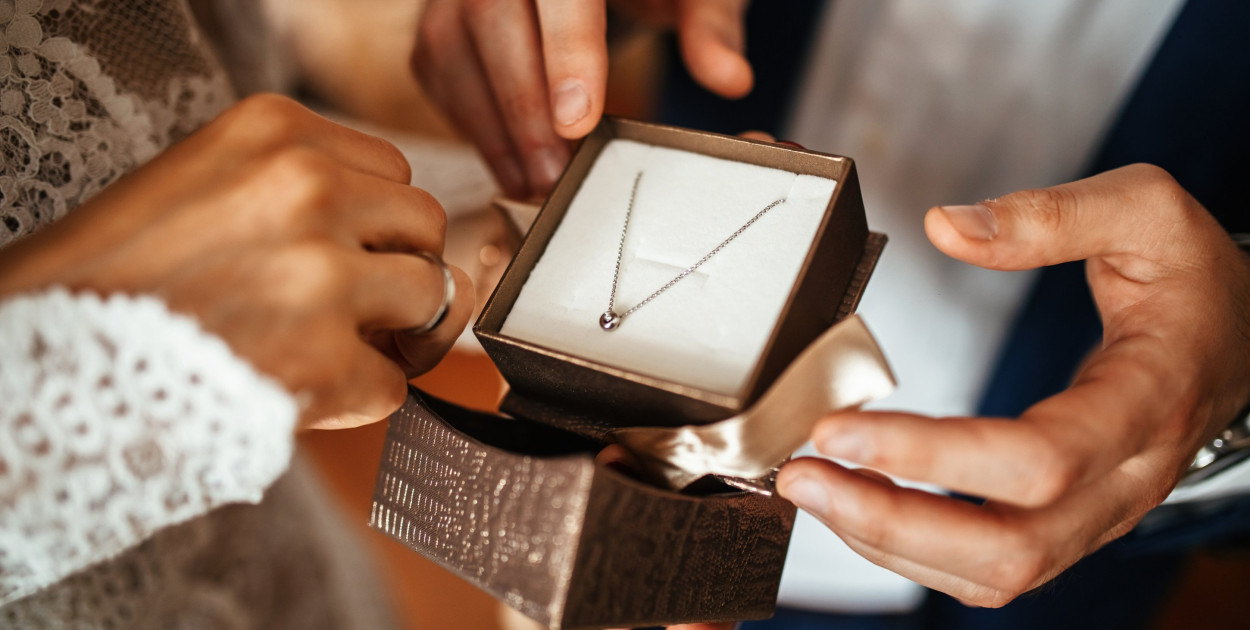 Jak dobrać długość łańcuszka dla kobiety?