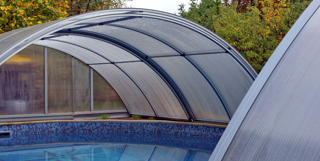 Zrób to sam: jak samodzielnie zamontować zadaszenie z poliwęglanu litego?