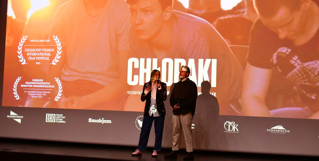 Chłopaki w biłgorajskim kinie