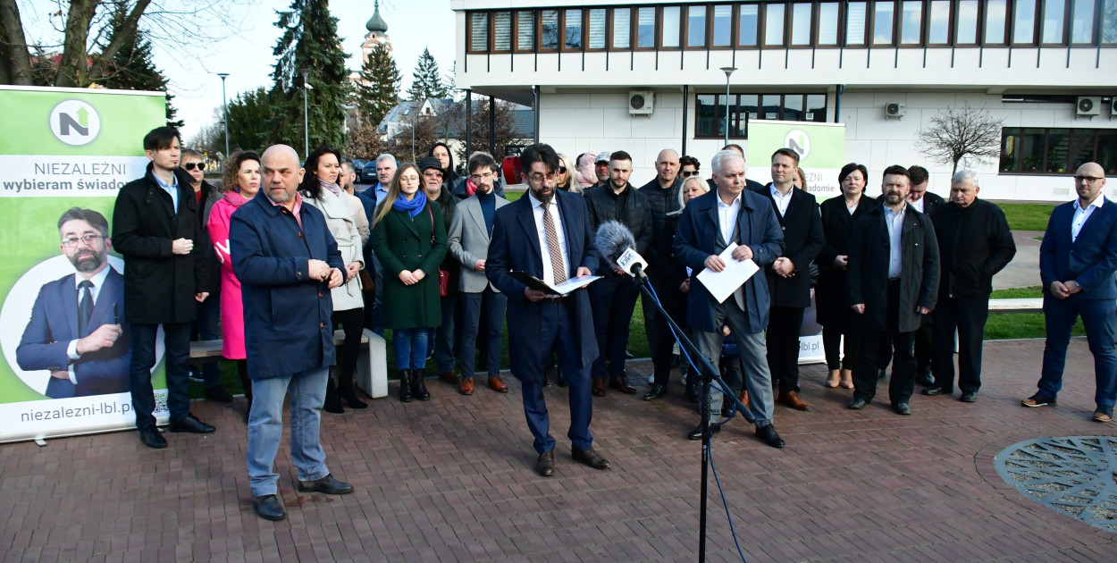 Niezależni zaprezentowali kandydatów na radnych. Konferencja odbyła się za biłgorajskim ratuszem...