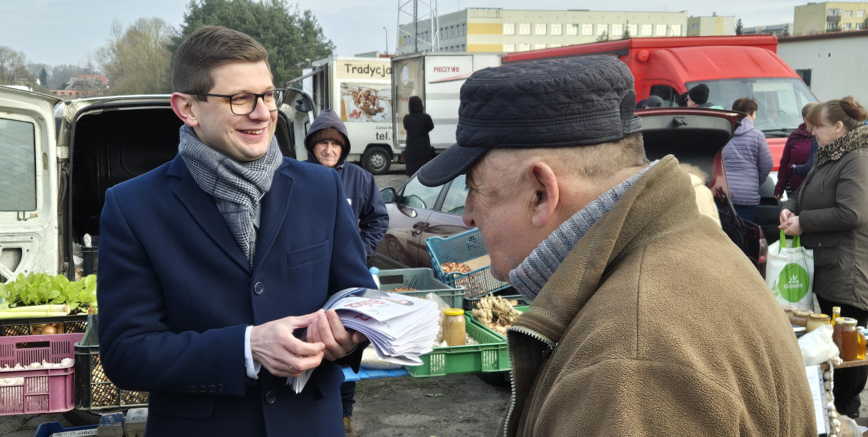 Kandydat wystawił stragan na targu. Częstuje kawą, herbata i ulotką wyborczą 