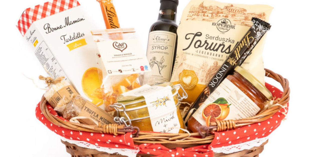Eleganckie kosze prezentowe oraz inne upominki - warto sięgać po sprawdzone prezen