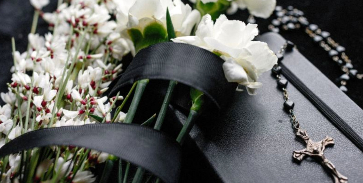Kto ma obowiązek pochować zmarłego?