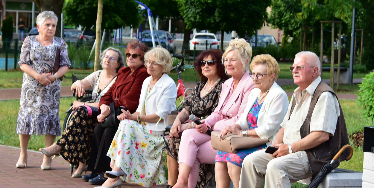 Biłgoraj: Muzyczne spotkanie seniorów przy fontannie na Dzień Matki