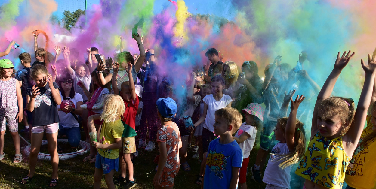 Biłgoraj rozkwitł kolorami! Festiwal Holi nad Zalewem Bojary oczarował uczestników