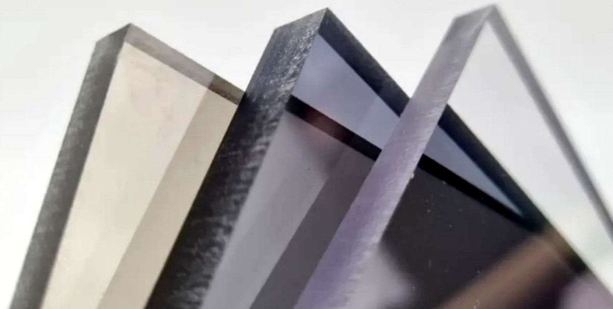 Poliwęglan lity na zadaszenie tarasu – czy to dobry pomysł?