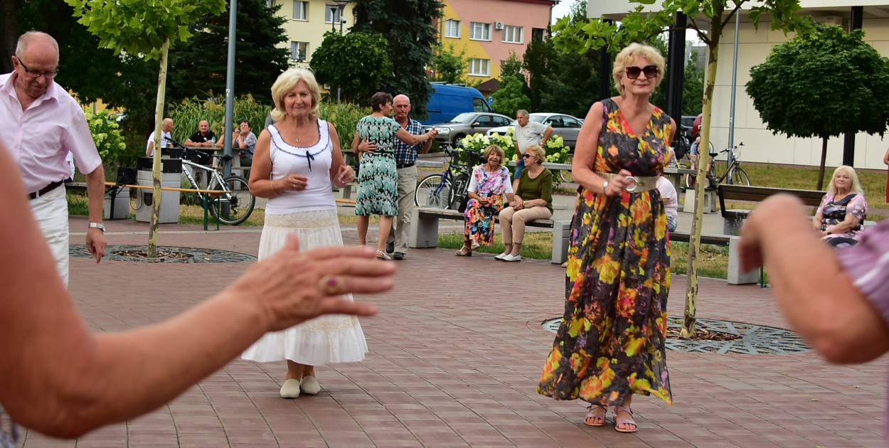 Lipcowy wieczór przy fontannie: seniorzy bawili się do rytmu muzyki