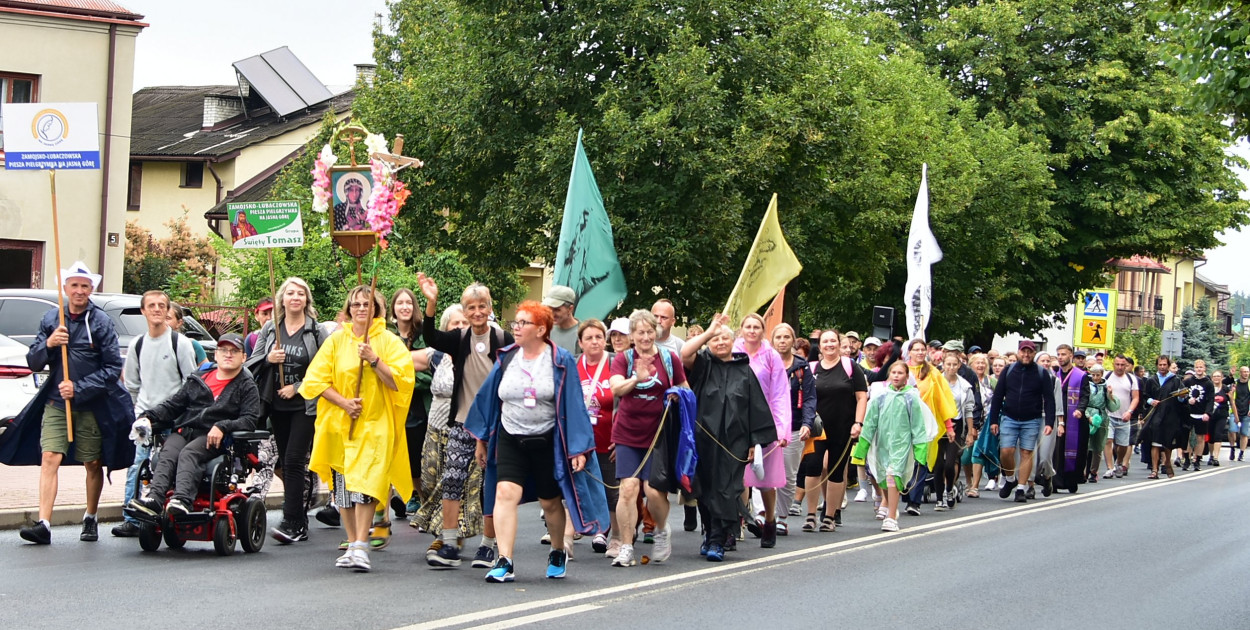 Pątnicy w drodze: Biłgoraj wita pielgrzymów na trasie do Częstochowy (FOTO, VIDEO)