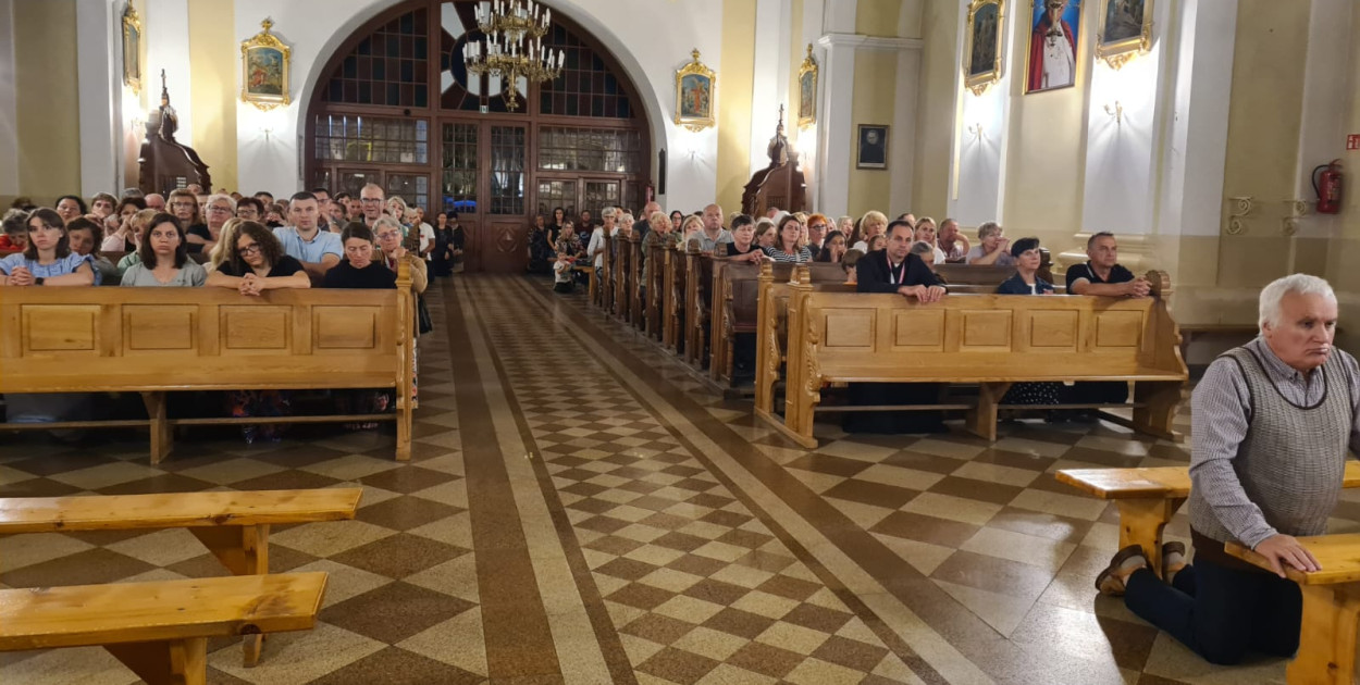 Wieczorna modlitwa w Biłgoraju: Pielgrzymi na apelu jasnogórskim (VIDEO)