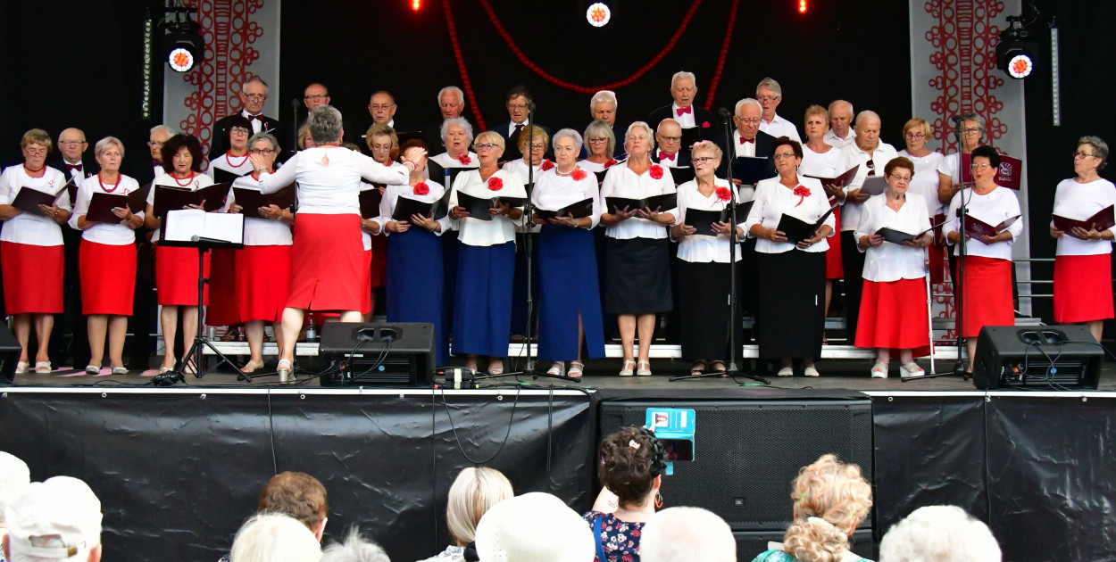 Biłgoraj uczcił Cud nad Wisłą: Koncert pieśni patriotycznych z udziałem seniorów