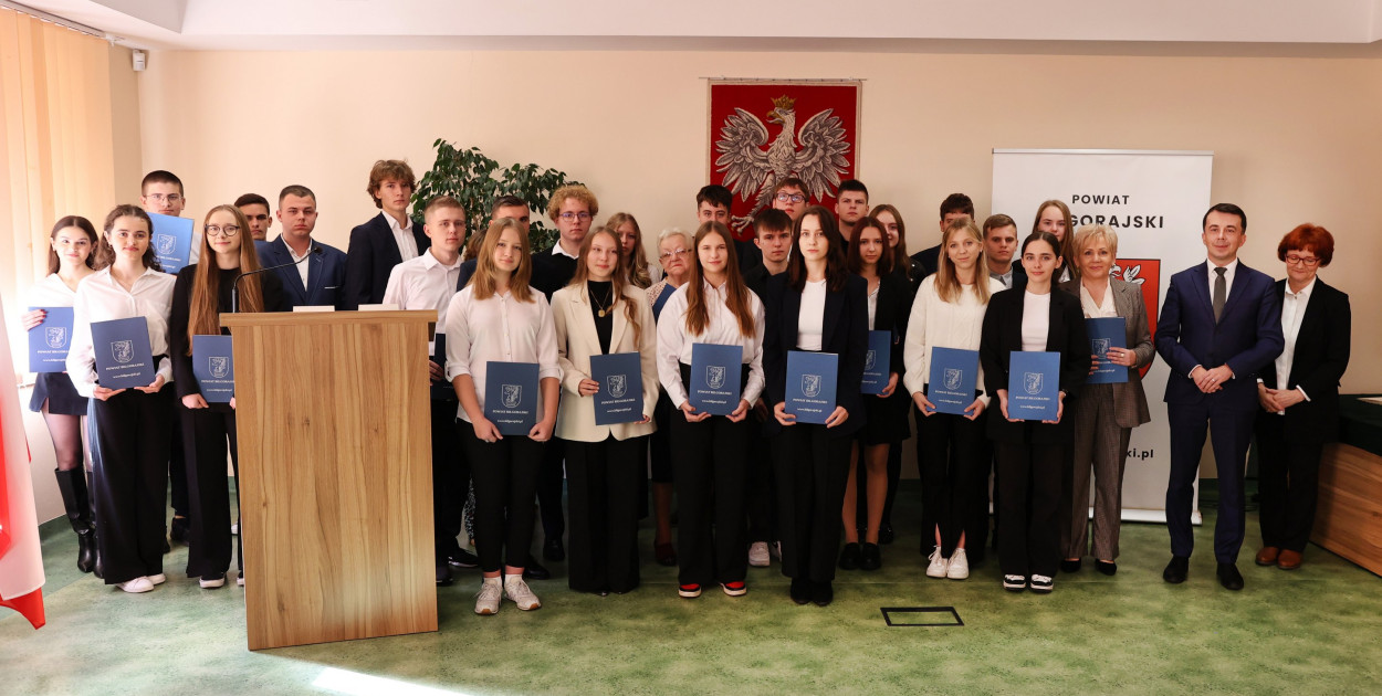 Wyróżnienia dla zdolnej i pracowitej młodzieży i ich nauczycieli FOTO, WYRÓŻNIENI