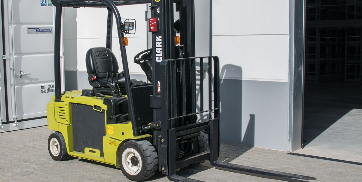 Rola operatora wózka widłowego UDT w nowoczesnym środowisku pracy