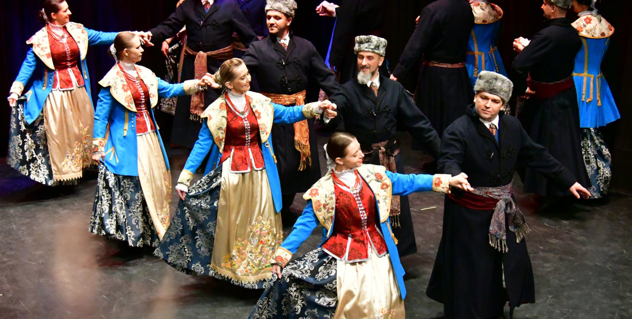 Folklor w sercu Biłgoraja: Zespół "Sądeczoki", "Tanew" i "Pokolenia" na scenie