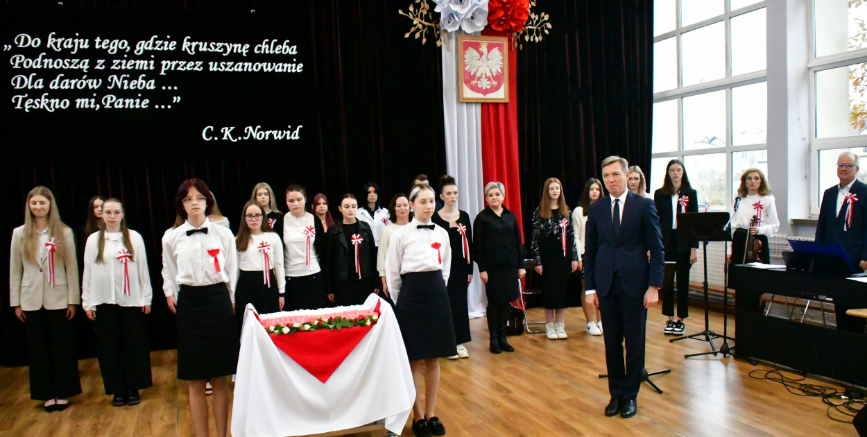 Patriotyzm wśród uczniów: Tak ZSZiO w Biłgoraju uczciło Dzień Niepodległości FOTO