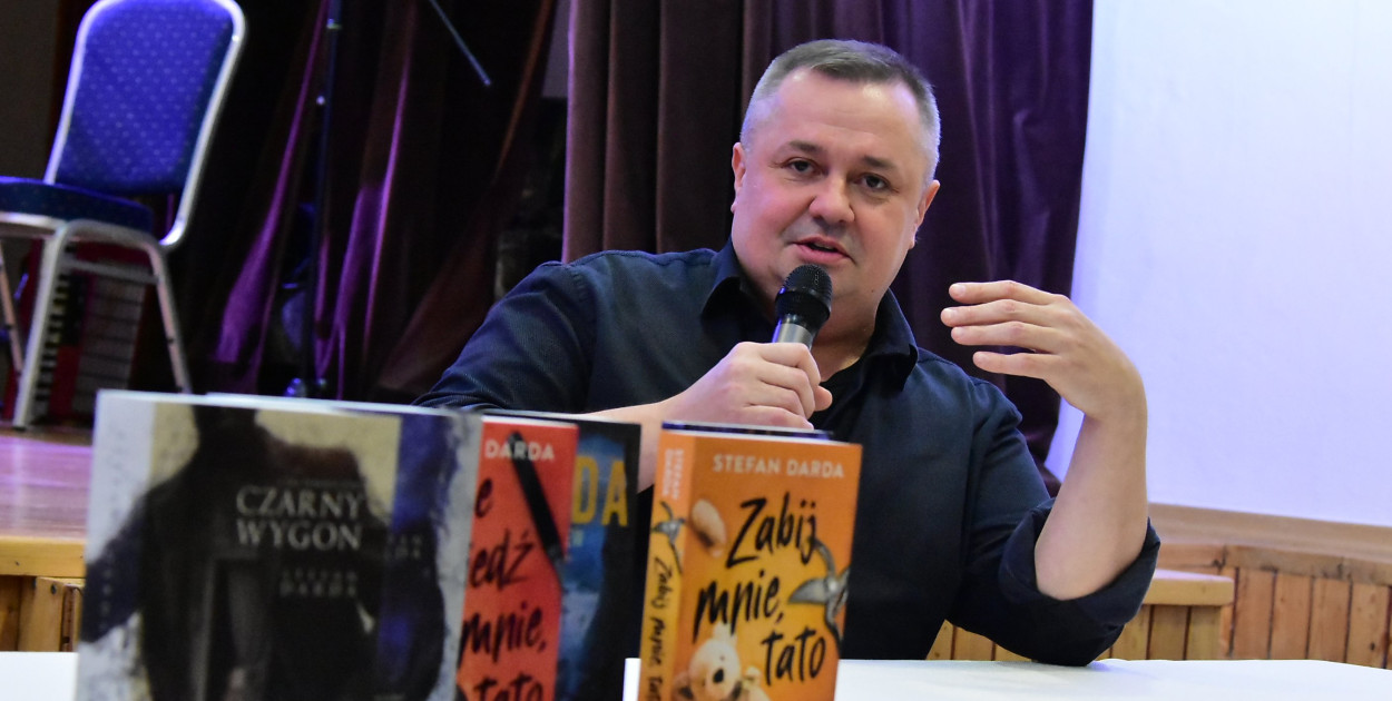 Łukowa gościła Stefana Dardę – Spotkanie autorskie z pisarzem grozy (FOTO, VIDEO)