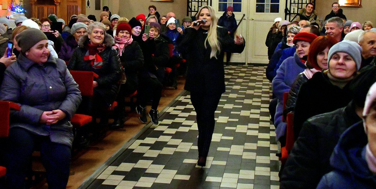 Gosia Andrzejewicz i kolędowy wieczór w Józefowie