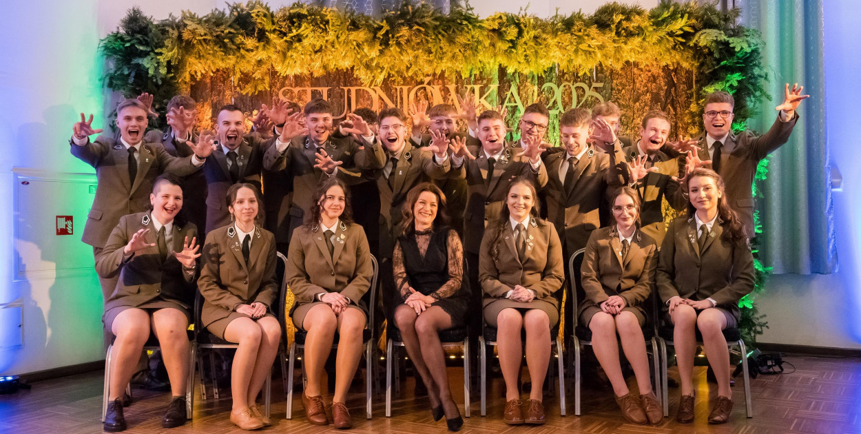 Maturzyści z "Leśnika" w blasku reflektorów: Studniówka 2025 (FOTO, VIDEO)