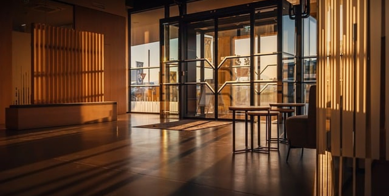 Jak oznakować drzwi szklane?