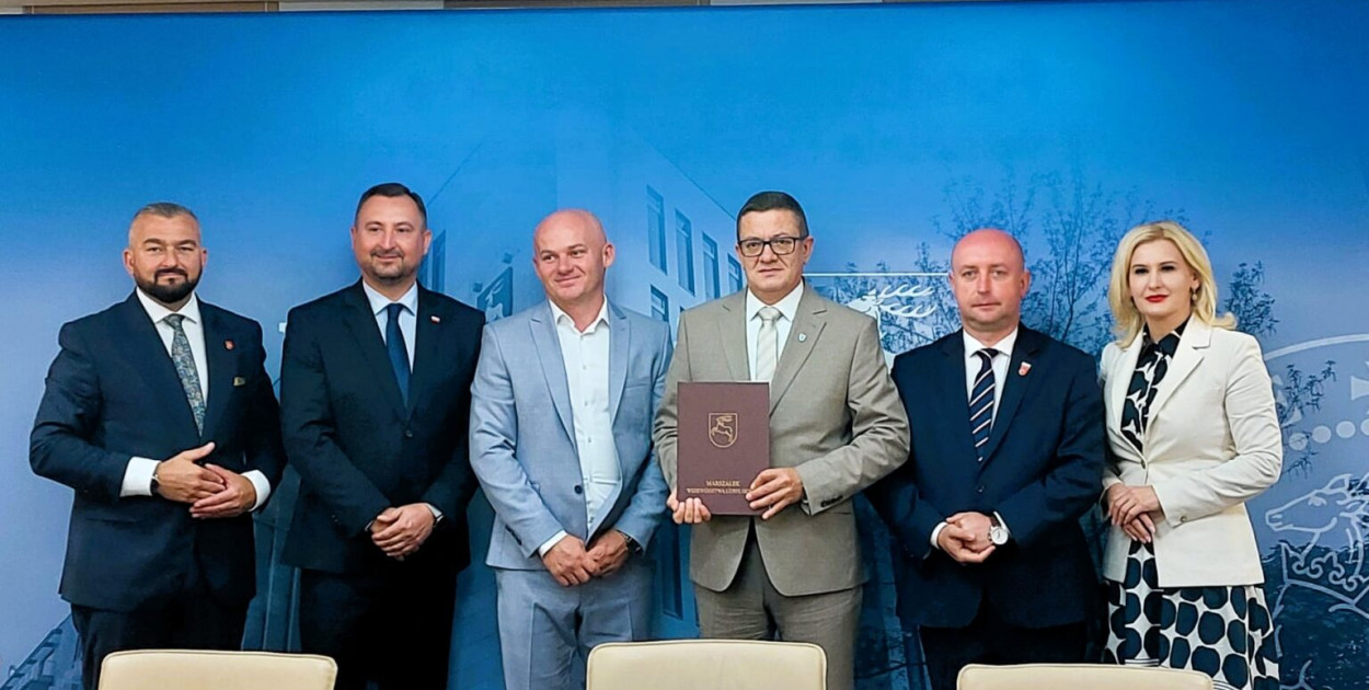 Umowy przekazano przedstawicielom 21 gmin z województwa