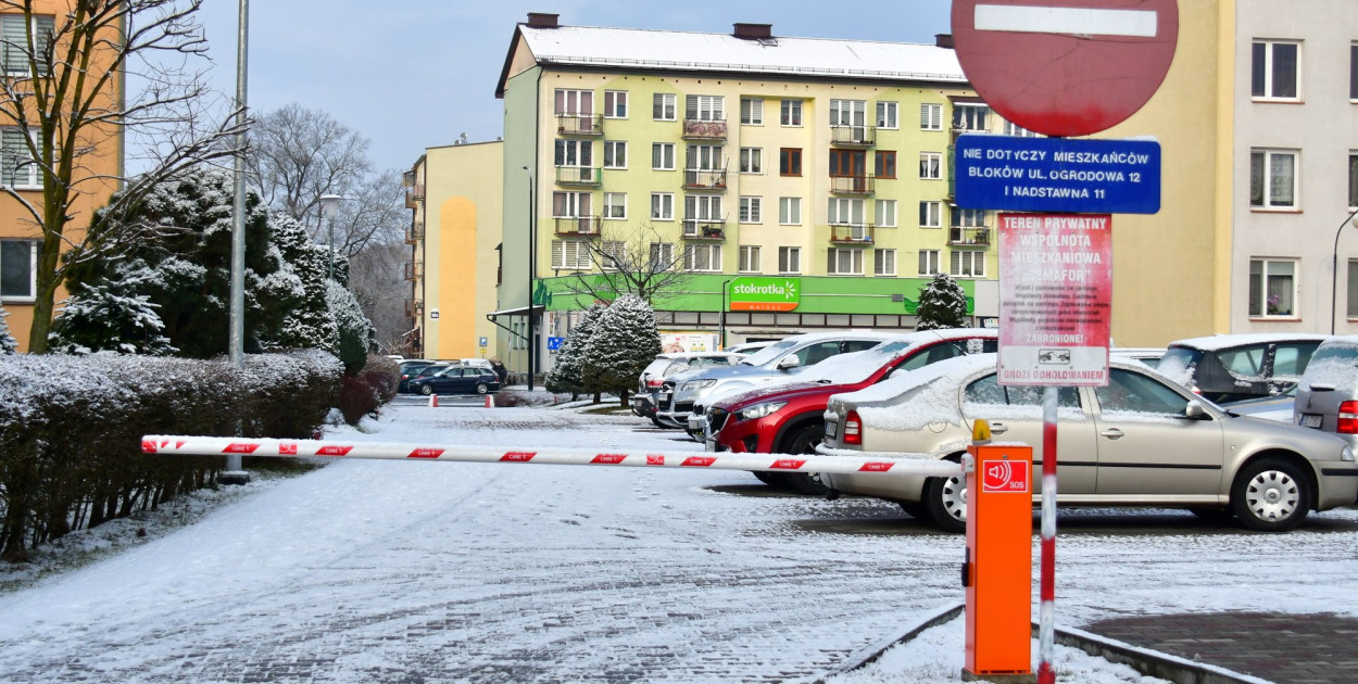 Wjazd na parking przy ulicy Ogrodowej w Biłgoraju blokuje szlaban