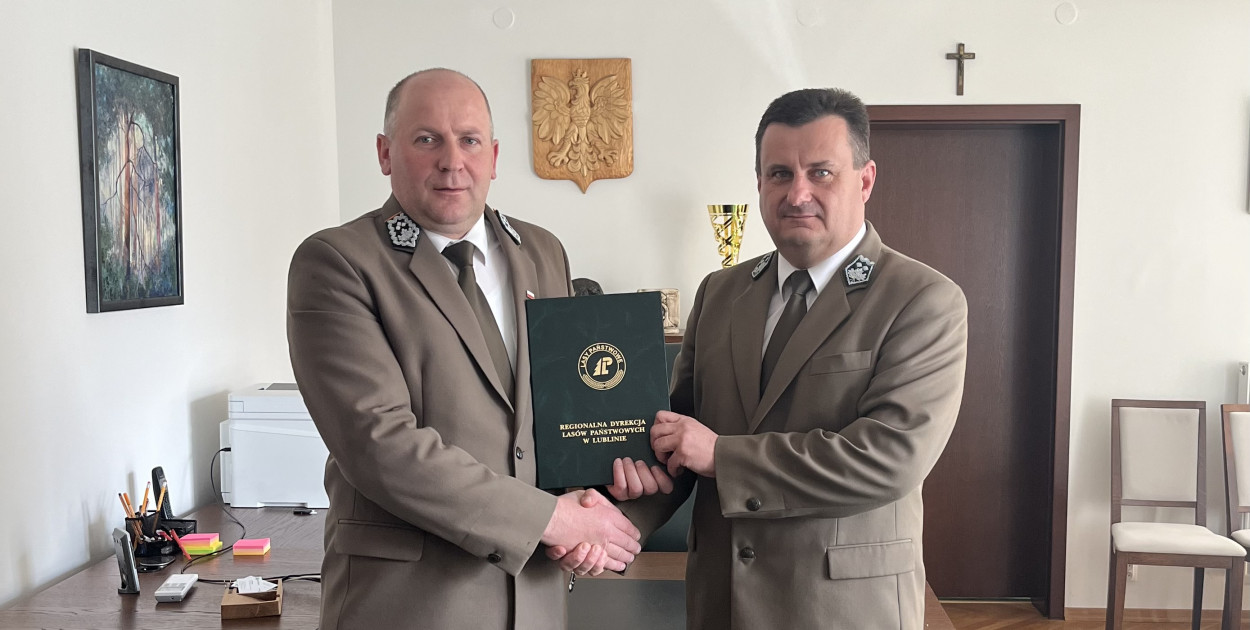 Od lewej strony: dyrektor RDLP w Lublinie Andrzej Borowiec i p.o. nadleśniczego Nadleśnictwa Biłgoraj Mariusz Szabat