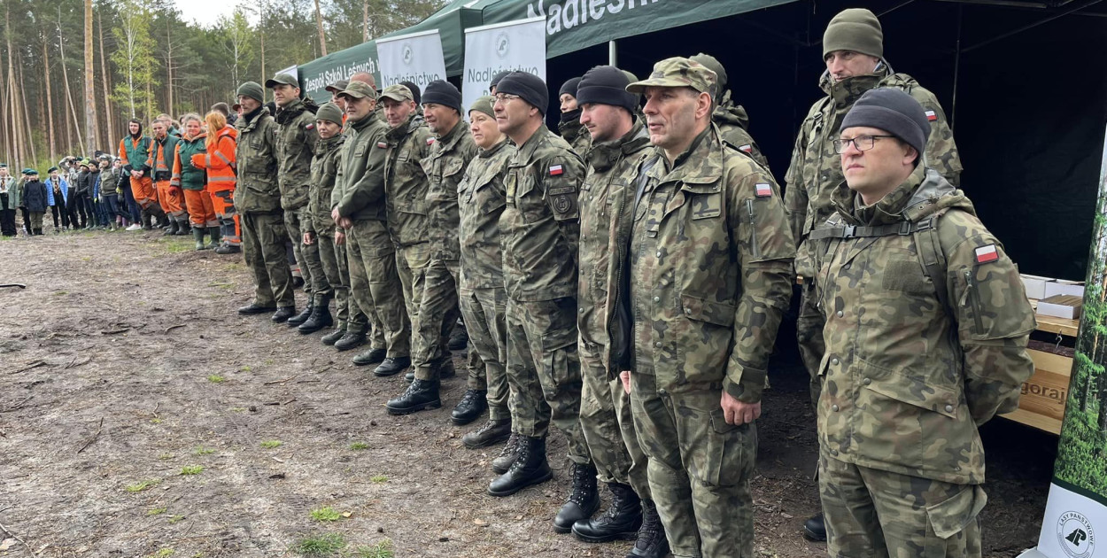 Uczniowie sadzili Las Pamięci im. Jana Pawła II