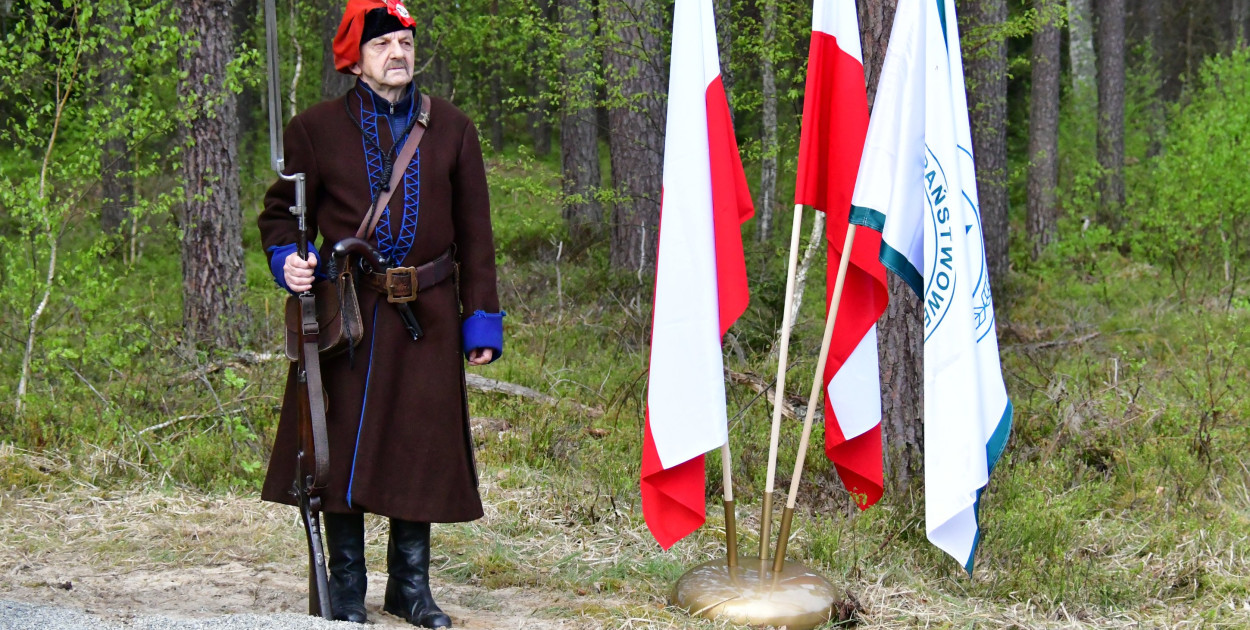 Borowe Młyny. Poświęcono krzyż i odsłonięto tablice