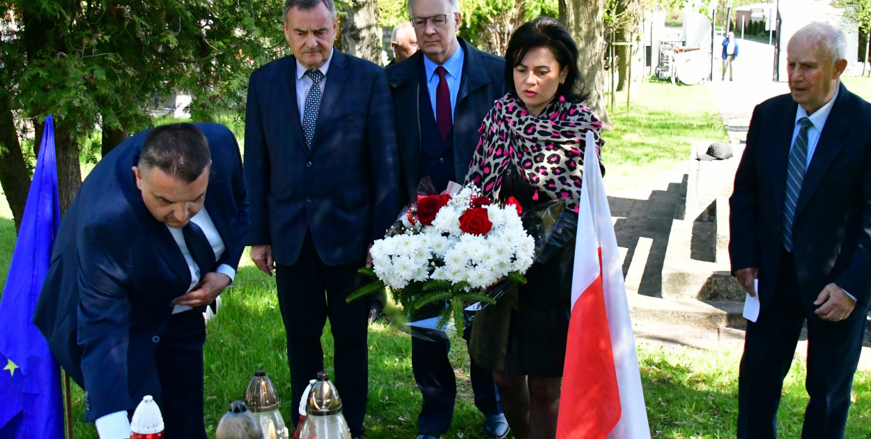 1 Maja w Biłgoraju. Na grobie Józefa Dechnika złożono kwiaty