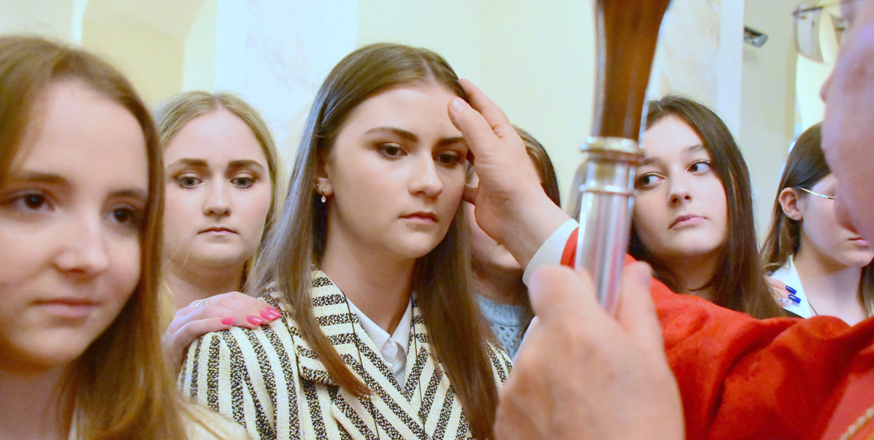 Bierzmowanie młodzieży w Sól. Sakramentu udzielił bp Mariusz Leszczyńsk