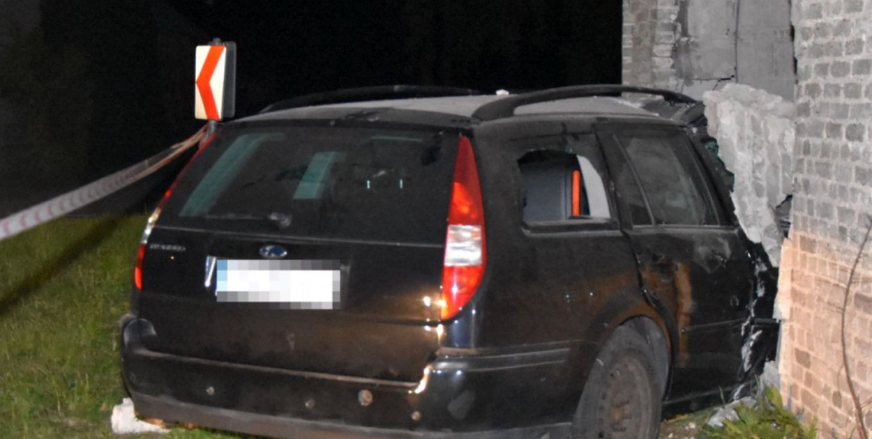 Pijany kierowca Forda wjechał w budynek